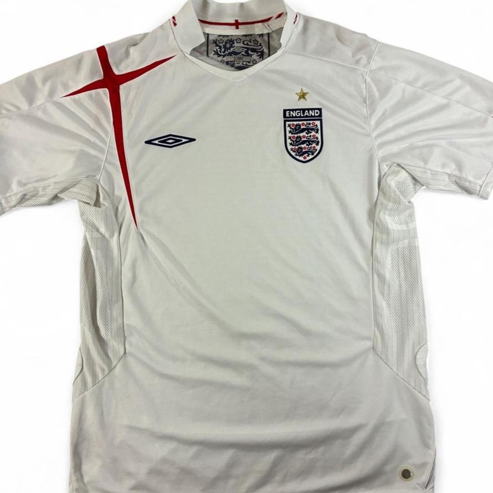 NWOT 2005 - 2007 England home Umbro soccer jersey. Men's size large